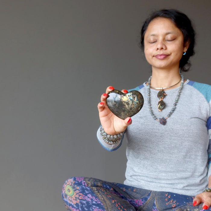 sheila of satin crystals meditating with labradorite stones
