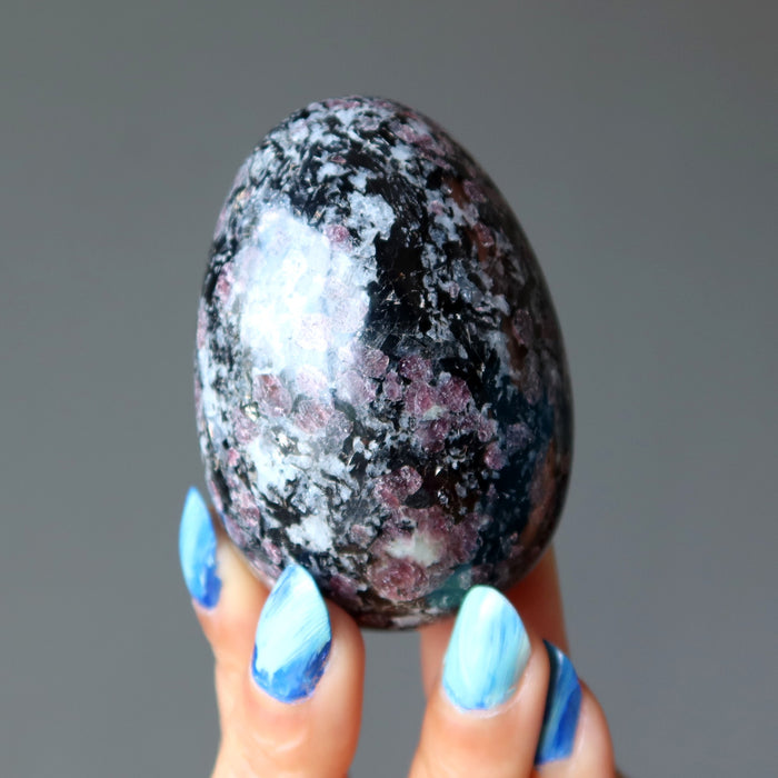 spinel egg in schist