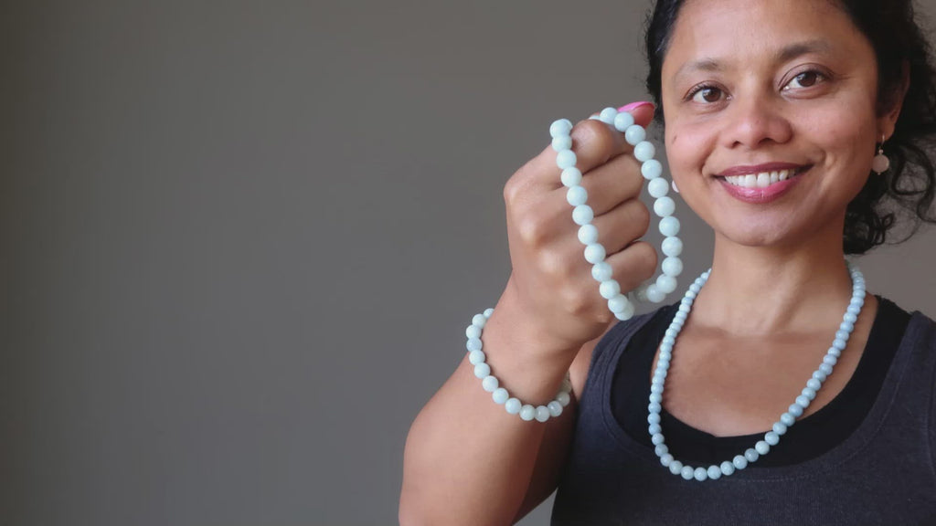 video on wearing round blue-green aquamarine beaded stretch bracelet