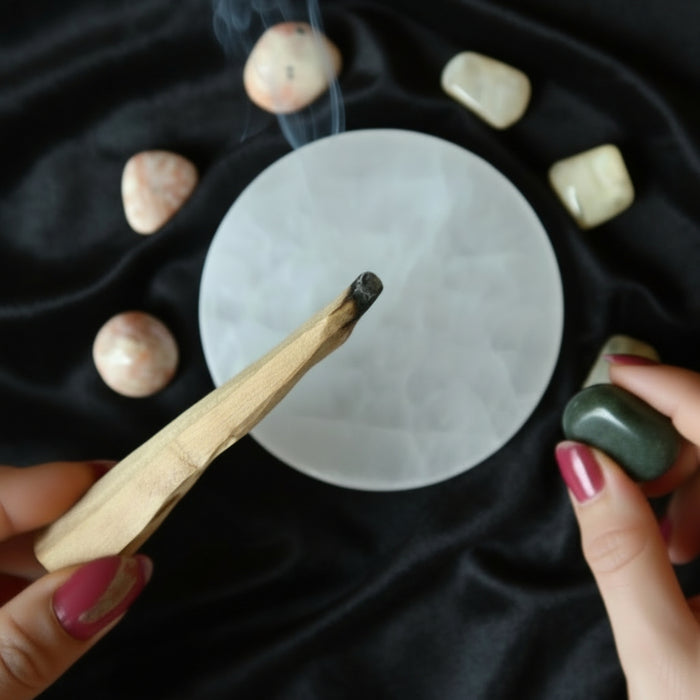 model using the palo santo and stone set