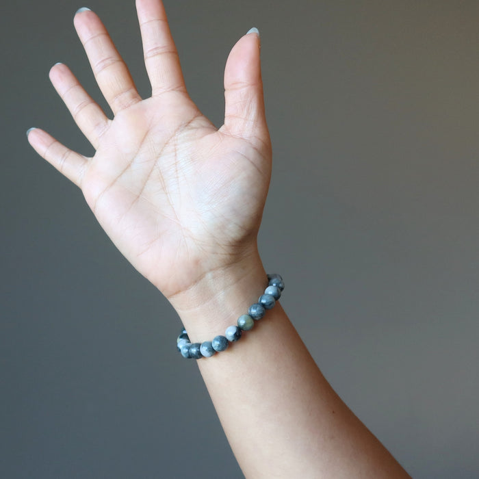 hand wearing cats eye quartz bracelet