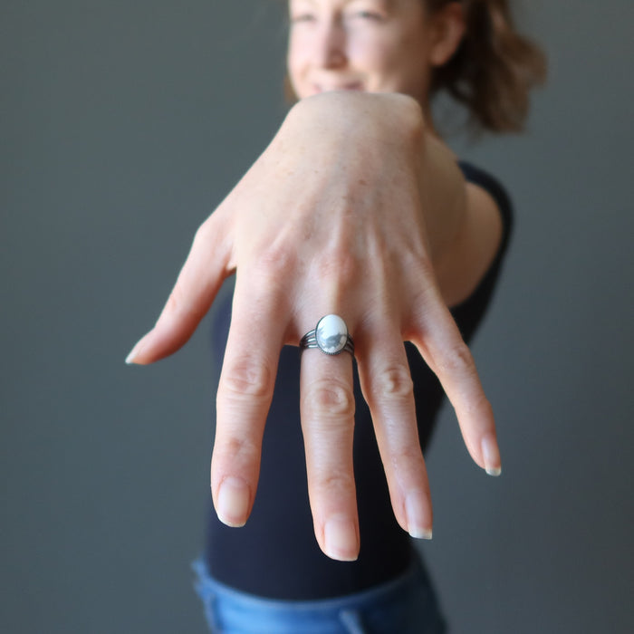 female model wearing howlite ring