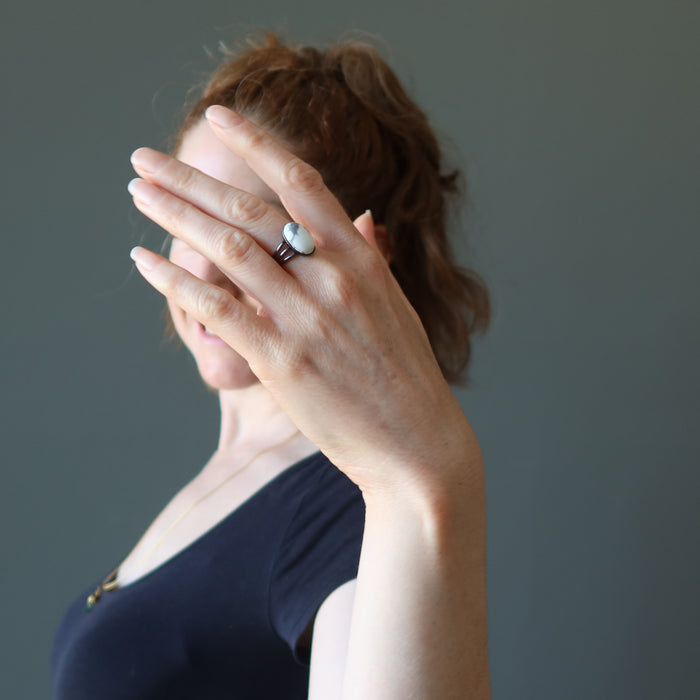 female model wearing howlite ring