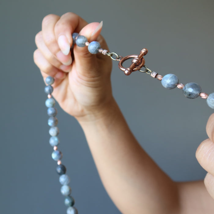 hand holding labradorite necklace showing copper toggle clasp