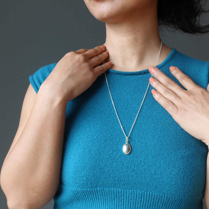 female wearing silver muonionalusta oval necklace